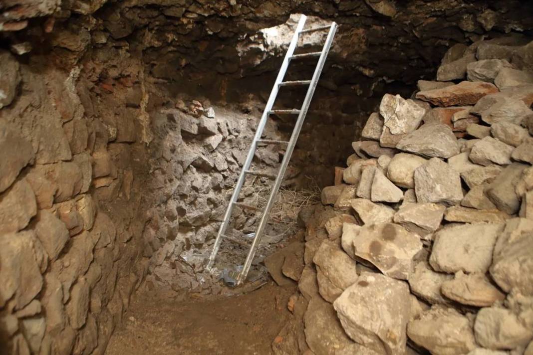 Türk bayrağı dikmek için toprağı kazınca şoke oldular! Kazdıkça yenisi çıkıyor. Yetkililer bölgeyi incelemeye aldı 14